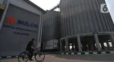 Petugas bersepeda melintasi Sentra Penggilingan Padi Bulog di Karawang, Jawa Barat, Senin (20/5/2024). Perum Bulog mencatat Cadangan Beras Pemerintah (CBP) saat ini mencapai posisi tertinggi. (merdeka.com/Imam Buhori)