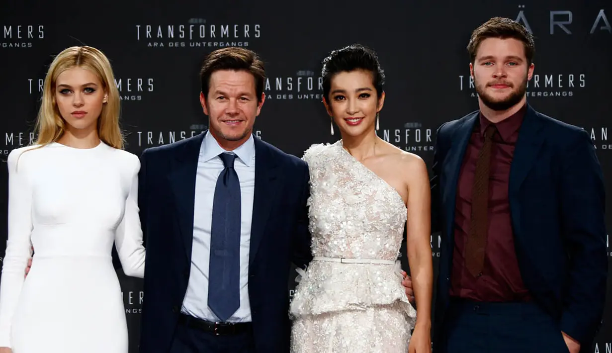 Nicola Peltz berfoto bersama dengan para pemain "Transformers: Age of Extinction" di Berlin. (REUTERS / Thomas Peter)