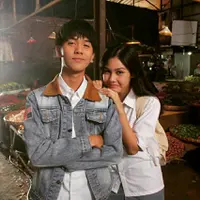 Di tengah perjalanan mendekati Milea, Dilan pun memberikan hadiah ulang tahun berupa buku TTS. Dan uniknya, semuanya sudah terisi. Pasalnya ia tak ingin sang pujaan hati harus susah payah menjawabnya. Lucu banget kan? (Instagram/film.dilan1990)