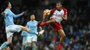 Bek baru Manchester City, Aymeric Laporte saat berebut bola dengan pemain West Bromwich Albion's, Salomon Rondon pada pertandingan Liga Inggris di Stadion Etihad, (31/1). Laporte  dikontrak Man City selama lima tahun. (AFP Photo/Oli Scarff)