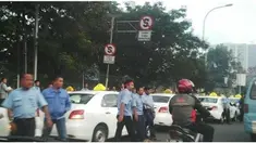 Para supir taksi ini emosi karena salah satu rekannya masih aktif membawa penumpang dan tak ikut berdemo.  (Video: Bhayu Sugarda)