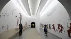 Pengunjung melihat pameran Museum Olimpiade Athena yang baru pada 25 Mei 2021. Tempat lahirnya Olimpiade modern, Athena, akhirnya memiliki museum Olimpiadenya. (Aris MESSINIS/AFP)