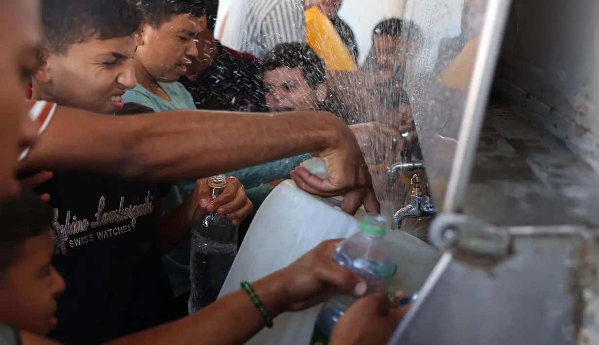 Pengungsi di Khan Yunis mulai kekurangan air dan bahan makanan. (MOHAMMED ABED/AFP)
