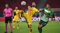 Gelandang Barcelona, Miralem Pjanic, berebut bola dengan penyerang Ferencvaros, Myrto Uzuni, pada laga lanjutan Liga Champions di Puskas Arena, Kamis (3/12/2020) dini hari WIB. Barcelona menang 3-0 atas Ferencvaros. (AFP/Attila Kisbenedek)