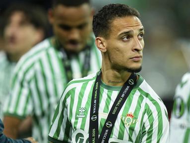 Ekspresi kecewa ditunjukkan pemain Real Betis, Antony setelah timnya gagal menjuarai UEFA Conference League akibat kalah dari Chelsea dalam laga final yang berlangsung di Tarczynski Arena, Wroclaw, Polandia, Kamis (29/05/2025) dini hari WIB. (AP Photo/Petr David Josek)