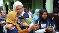 Arzeti Bilbina semakin disenangi oleh masyarakat sekitar berkat kedekatan dan kepeduliannya terhadap anak-anak dan juga ibu-ibu.