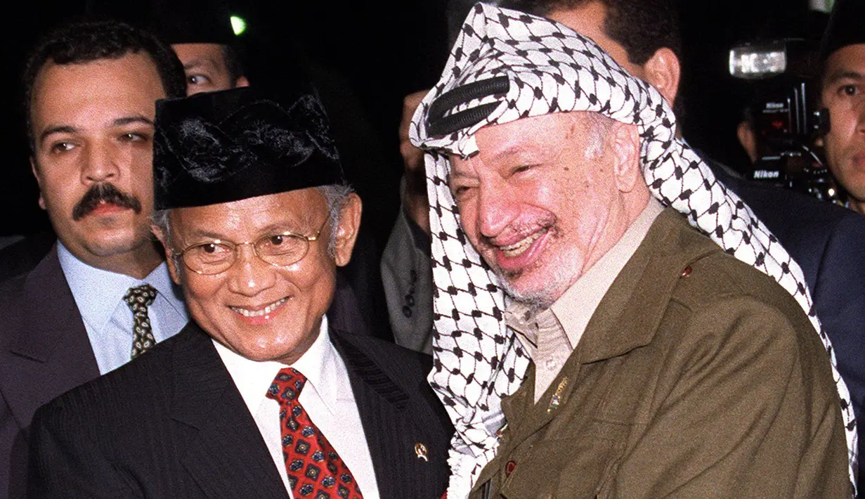Presiden Indonesia BJ Habibie (kiri) bersama Pemimpin Palestina Yasser Arafat saat menggelar pertemuan di Bandara Halim Perdanakusuma, Jakarta, 8 April 1999. (AFP Photo/File)