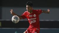 Gelandang Persija Jakarta, Alfriyanto Nico mengontrol bola saat melawan PSIS Semarang dalam laga pekan kedua BRI Liga 1 2021/2022 di Indomilk Arena, Tangerang, Minggu (12/9/2021). (Foto: Bola.Com/M. Iqbal Ichsan)