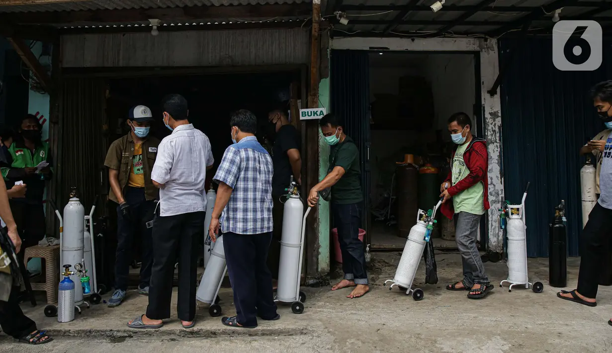 Pembeli mengantre dengan membawa tabung di tempat pengisian Oxygen Medical di Jalan Minang Kabau, Jakarta, Senin (28/6/2021). Permintaan pengisian oksigen di agen tabung oksigen di Jakarta alami peningkatan seiring lonjakan kasus COVID-19 yang terjadi dalam satu pekan terakhir. (Liputan6.com/Faizal