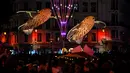 Pengunjung menghadiri festival cahaya tahunan bernama Fete des Lumieres di Lyon, Prancis, 7 Desember 2017. Festival ini diselenggarakan untuk merayakan kelahiran Bunda Maria, santo pelindung Kota Lyon. (AFP PHOTO / PHILIPPE DESMAZES)