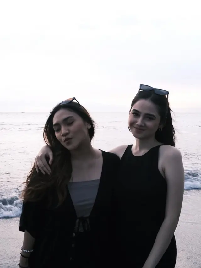 Syifa Hadju di pantai (Instagram/syifahadju)