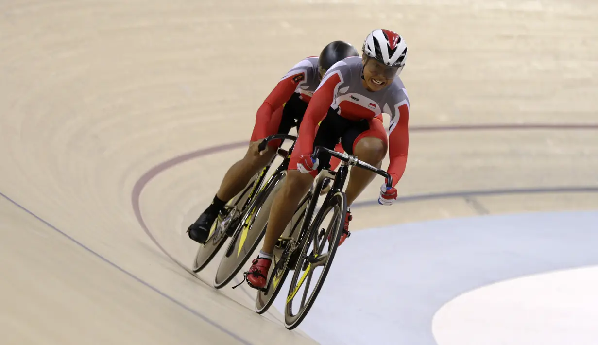 Pesepeda Indonesia memacu kecepatan pada nomor Women Elite Team Sprint saat Asian Track Championship 2019 di Jakarta International Veledrome, Jakarta, Rabu (9/1). Tim Indonesia gagal meraih medali pada nomor tersebut. (Bola.com/Yoppy Renato)