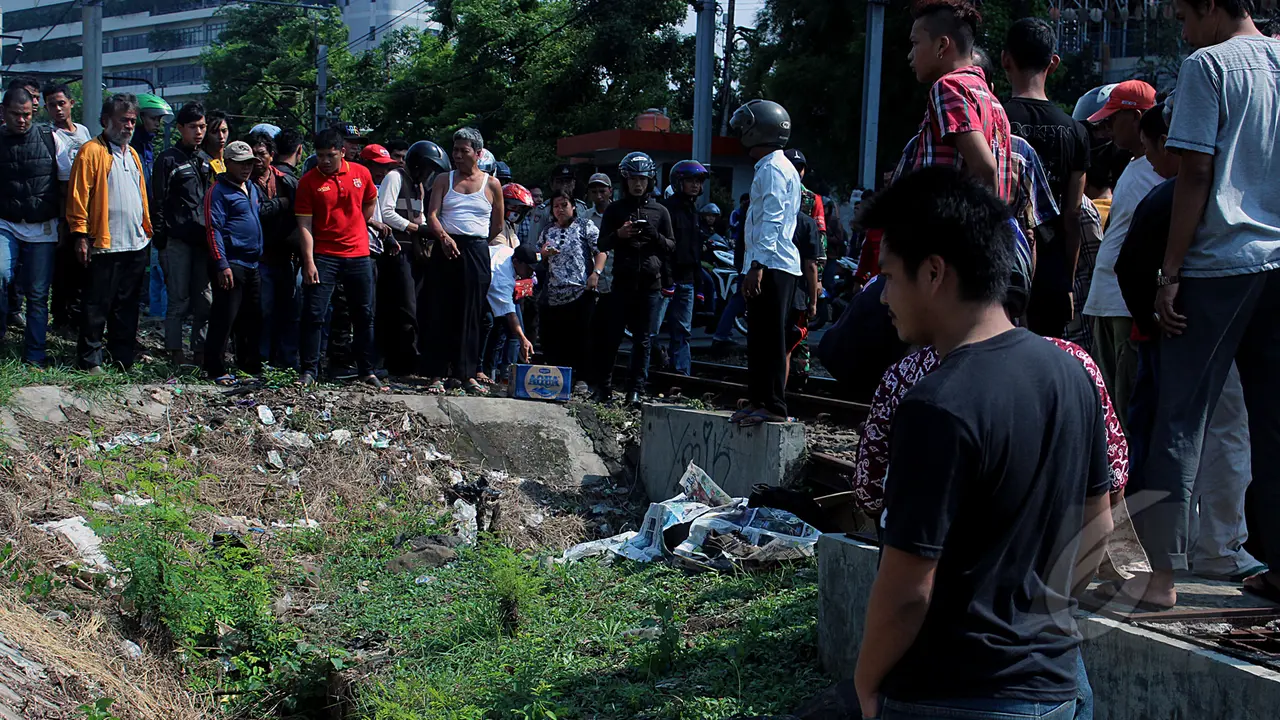 Seorang Pria Tewas Dihantam Kereta Api di Palmerah