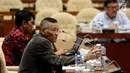 Pakar Hukum Pidana Romli Atmasasmita bersama dengan Dr. M. Sholehuddin memenuhi undangan Panitia Khusus (Pansus) Hak Angket Komisi Pemberantasan Korupsi (KPK) DPR RI di Kompleks Parlemen, Senayan, Jakarta (11/7). (Liputan6.com/Johan Tallo)