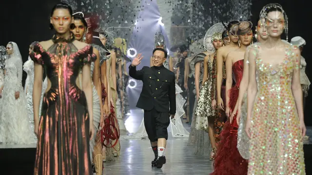 Gaun Berkilau Koleksi Terbaru Eddy Betty “Pendar”, Mahakarya Setelah Kebaya Akad Luna Maya