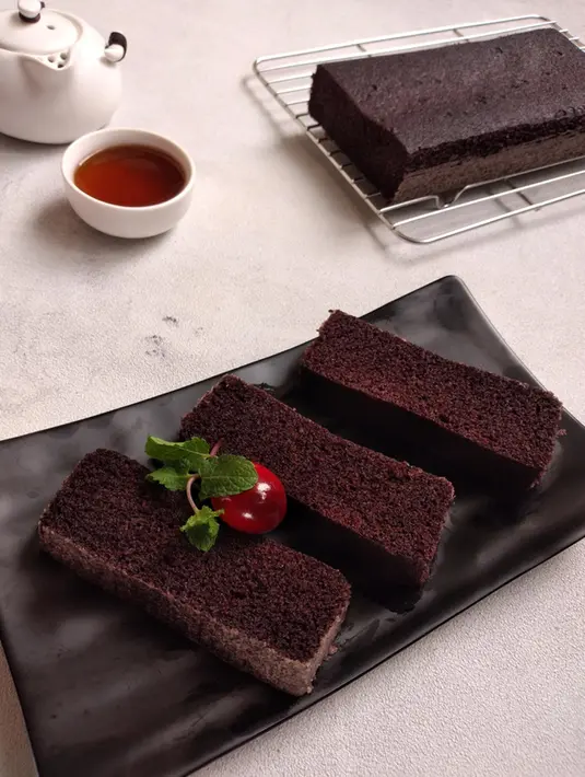 Bolu kukus ketan hitam punya tekstur yang khas. Tambahkan vanili dalam resepnya untuk bisa mendapatkan bolu kukus ketan hitam yang wangi dan cocok dinikmati dengan secangkir kopi panas./Copyright shutterstock.com/id/g/Ratih+Ra