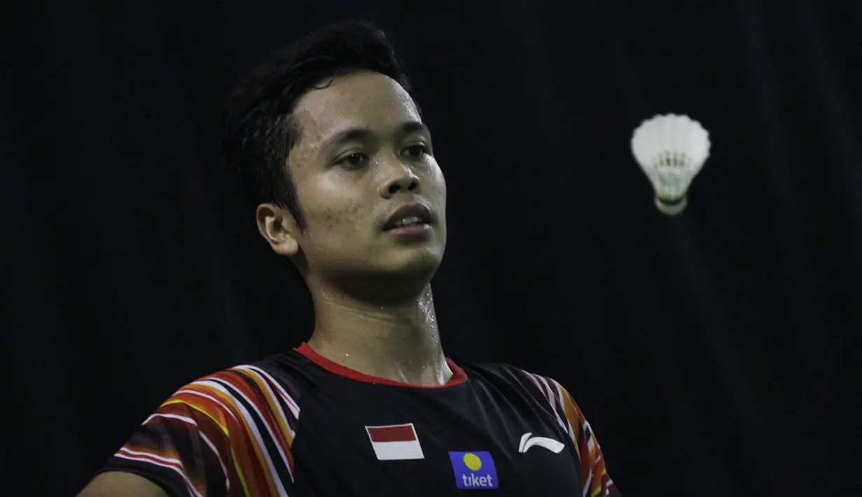 Tunggal putra Indonesia, Anthony Ginting, berusaha mengembalikan kok saat latihan di Pelatnas PBSI Cipayung, Jakarta, Selasa (9/7). Latihan ini persiapan jelang Indonesia Open 2019. (Bola.com/Vitalis Yogi Trisna)