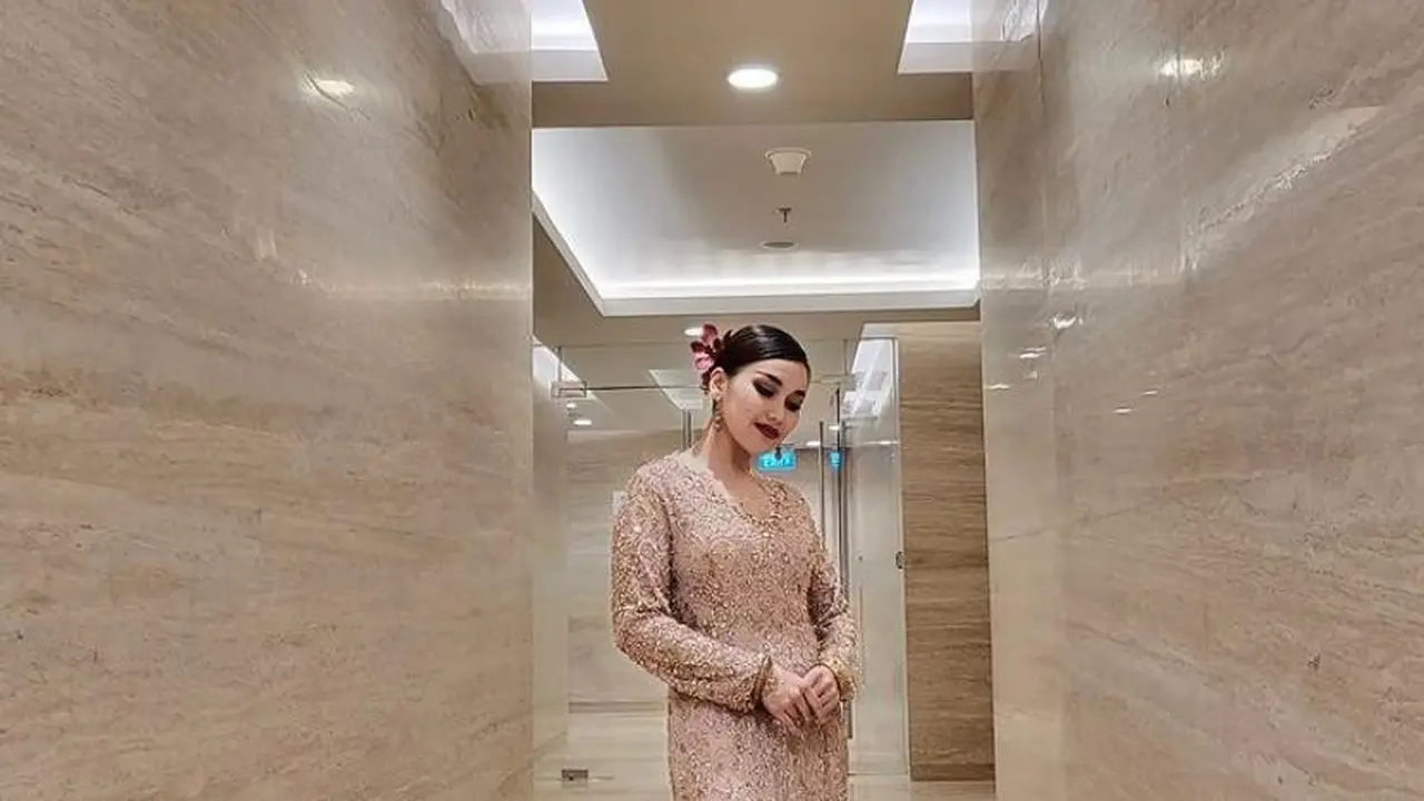 8 Pesona Cantik Ayu Ting Ting Pakai Baju Kurung Melayu, Banjir Pujian Warganet