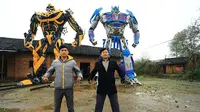 Sepasang anak dan ayah dari Tiongkok asal Hengyang, Tiongkok, bersama-sama menghabiskan beberapa tahun terakhir untuk membuat sebuah robot Transformers (Foto: dailymail.co.uk)