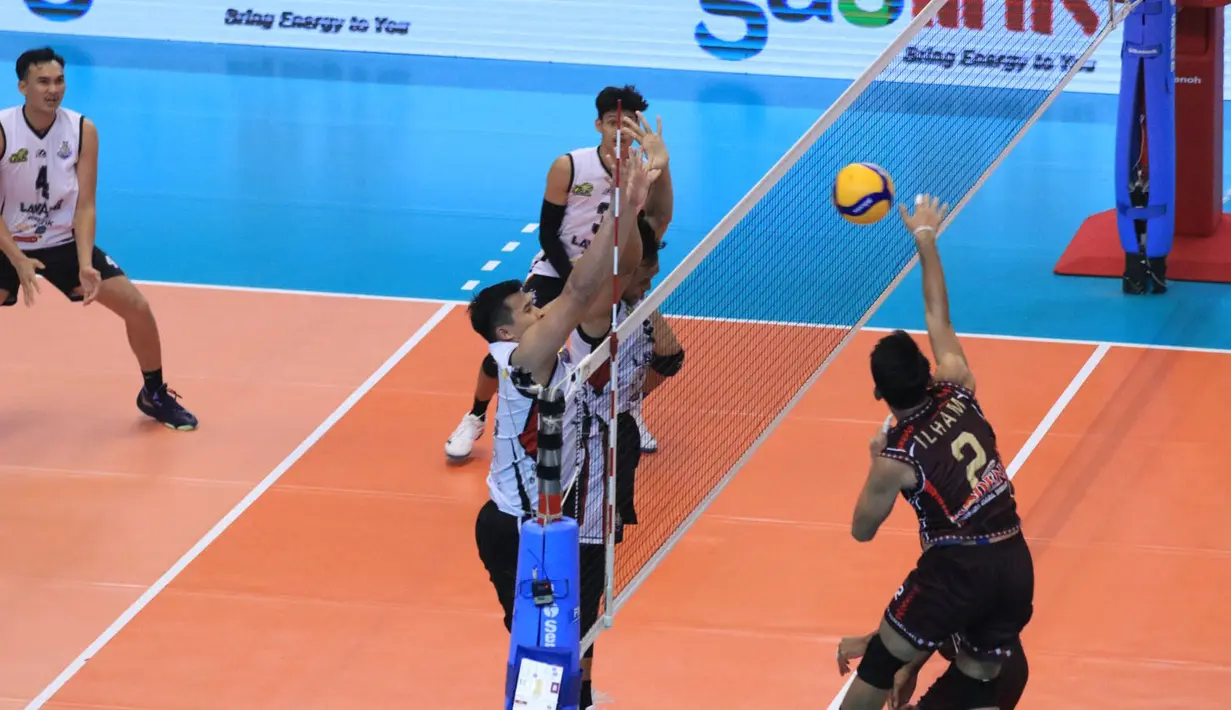 <p>Pemain Palembang Bank Sumsel Babel, Ilham Akbar (kanan) melepaskan spike yang berusaha diblok dua pemain Jakarta LavAni Allo Bank Electric, Dio Zulfikri (kiri) dan Muhammad Malizi pada laga pekan pertama putaran I PLN Mobile Proliga 2024 di GOR Amongrogo, Yogyakarta, Minggu (28/4/2024). Palembang Bank Sumsel Babel kalah 0-3 (24-26, 23-25, 19-25). (Dok. PBVSI)</p>