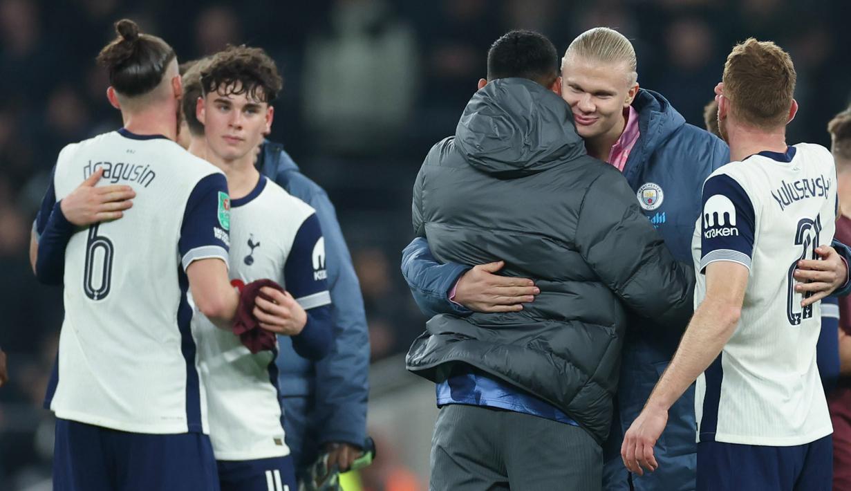 Pemain Manchester City, Erling Haaland, berpelukan dengan para pemain Tottenham Hotspur setelah pertandingan berakhir. (AP Photo/Ian Walton)