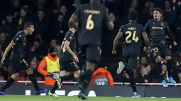 Pemain Vitoria de Guimaraes, Marcus Edwards (kanan) berselebrasi usai mencetak gol ke gawang Arsenal pada pertandingan lanjutan Grup F Liga Europa di Stadion Emirates, London (24/10/2019). Arsenal menang tipis atas Vitoria dengan skor 3-2. (AP Photo/Alastair Grant)