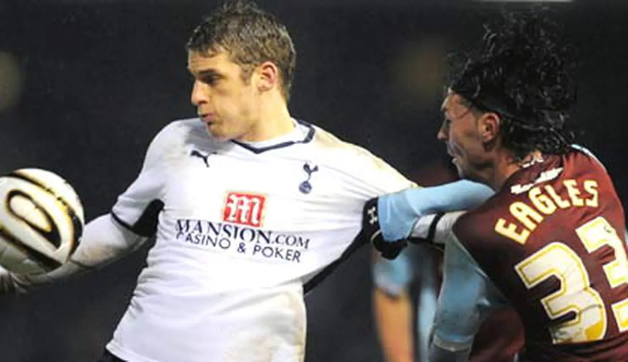 Gelandang Tottenham Hotspur, David Bentley berduel dengan gelandang Burnley, Chris Eagles dalam pertandingan semifinal Piala Carling di Turf Moor, Burnley, pada 21 Januari 2009. AFP PHOTO/ANDREW YATES