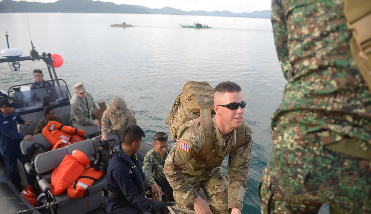 Tentara AS saat mengikuti simulasi bencana dan keamanan dalam latihan militer gabungan di Kota Casiguran, provinsi Aurora (15/5). Latihan militer tahunan ini berlangsung selama 10 hari. (AFP Photo/Ted Aljibe)