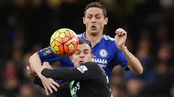 2. Gelandang Chelsea, Nemanja Matic, berebut bola dengan gelandang Stoke, Xherdan Shaqiri, pada laga Liga Premier Inggris di Stadion Stamford Bridge, Sabtu (5/3/2016). Kedua tim bermain imbang 1-1. (Reuters/Tony O'Brien)