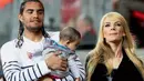 Eliana Guercio dan Sergio Romero beserta putranya saat di sebuah acara (istimewa)