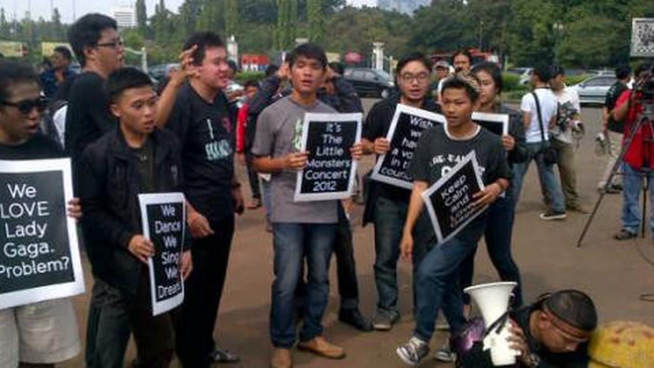  Little Monster menari-nari di depan Istana Merdeka