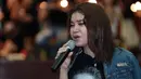 Dalam konser sebagai perayaan 21 tahun berkarier di dunia musik tersebut, penyanyi asal Sumedang itu akan menggandeng tiga penyanyi muda. Diantaranya, ada Isyana Sarasvati, Tulus dan Afgan. (Deki Prayoga/Bintang.com)
