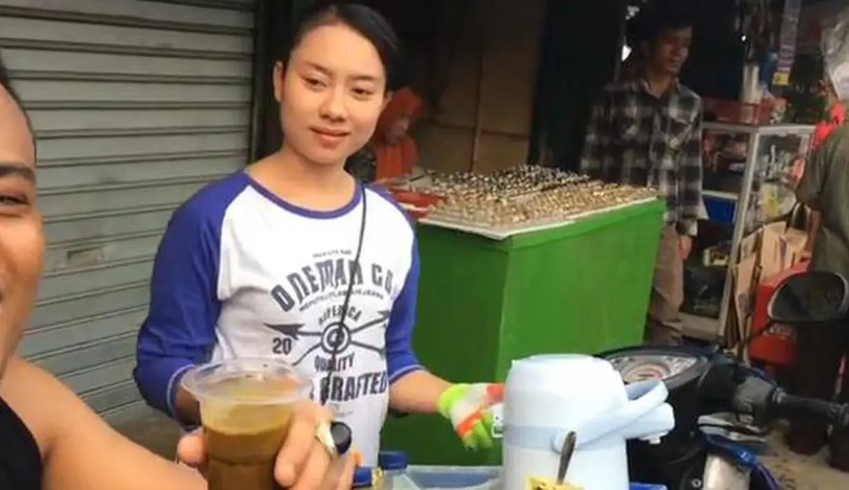 Cewek cantik ini adalah seorang penjual jamu di sebuah pasar di kawasan Jakarta Timur (Kaskus)