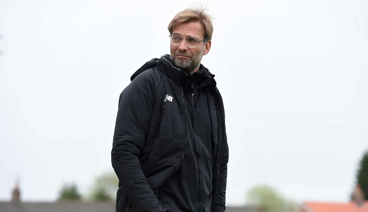 Pelatih Liverpool, Jurgen Kloop melihat para pemainnya berlatih di kompleks pelatihan Melwood tim di Liverpool, Inggris barat laut, (23/4). Liverpool akan bertanding melawan wakil Italia, AS Roma di stadion Anfield. (AFP Photo/Paul Ellis)