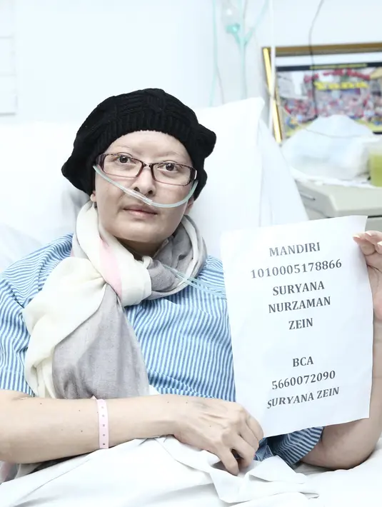 Yana terharu dengan kehadiran teman-temannya tersebut. Ia juga mengaku bahagia lantaran masih ada yang perhatian dengan dirinya. Yang terlihat hadir diantaranya, Linggasuri, Putri Patricia, dan sahabatnya, Firda Razak. (Galih W. Satria/Bintang.com)