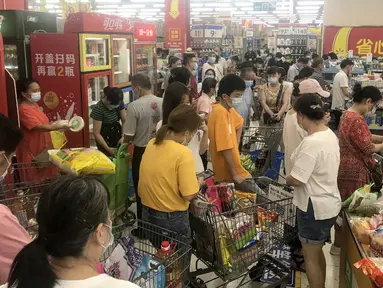Orang-orang membeli barang di supermarket di Wuhan, provinsi Hubei pada 2 Agustus 2021. Pihak berwenang di Wuhan akan melakukan tes COVID-19 terhadap seluruh penduduk, setelah kota di China Tengah ini melaporkan infeksi lokal pertamanya dalam lebih dari setahun. (STR / AFP)