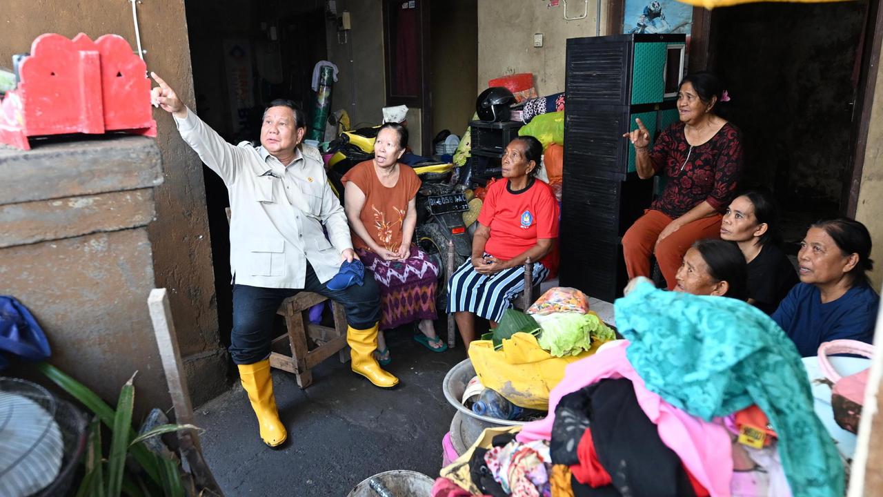 Peluk Cium Prabowo ke Anak Korban Banjir Bali, Duduk Bareng Warga Tinjau Lokasi