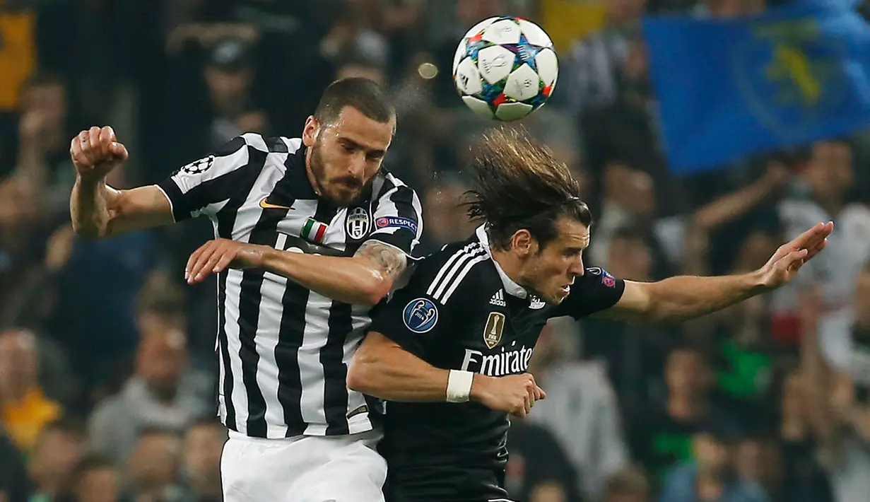 Bek Juventus, Leonardo Bonucci berduel bola udara dengan gelandang Real Madrid Gareth Bale pada leg pertama babak semifinal Liga Champions di Juventus Stadium, Rabu (6/5/2015). Juventus menang 2-1 atas Real Madrid. (Reuters/Sergio Perez)