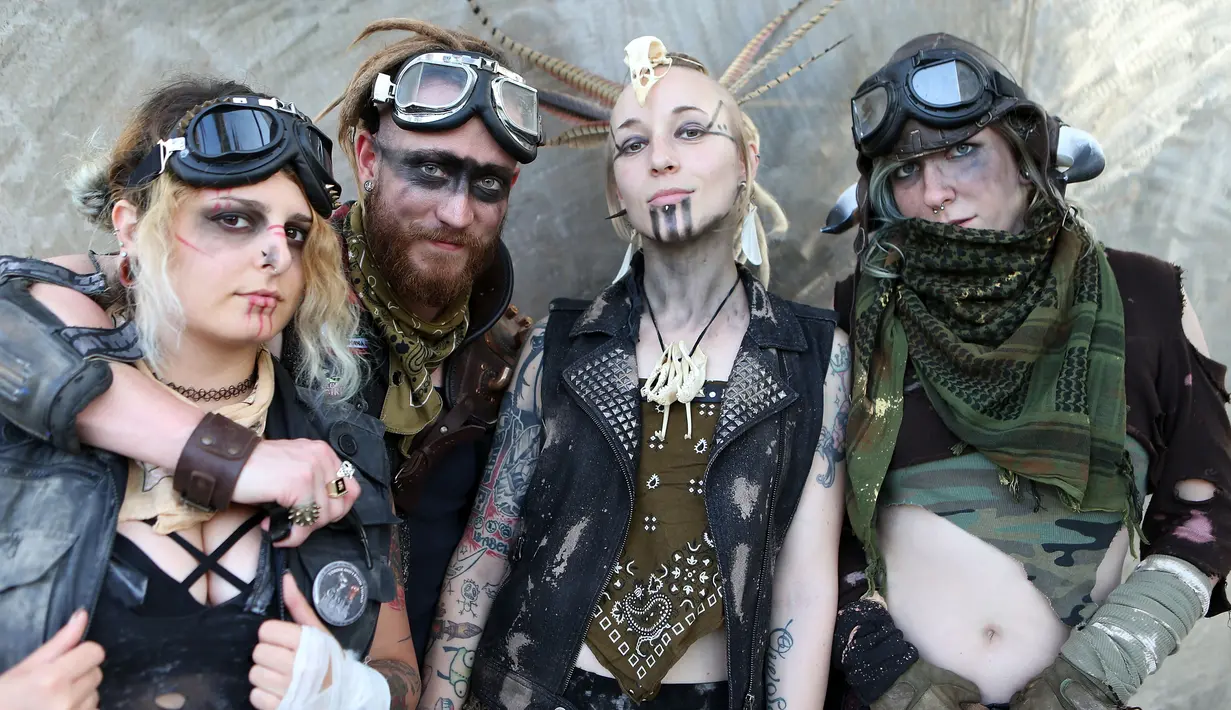 Cosplay karakter Mas Max berpose di luar San Diego Comic-Con, San Diego, California, Amerika Serikat, Jumat (20/7). Lebih dari 100 ribu cosplay diharapkan mengikuti konvensi komik dan hiburan tahunan ini. (Mario Tama/Getty Images/AFP)