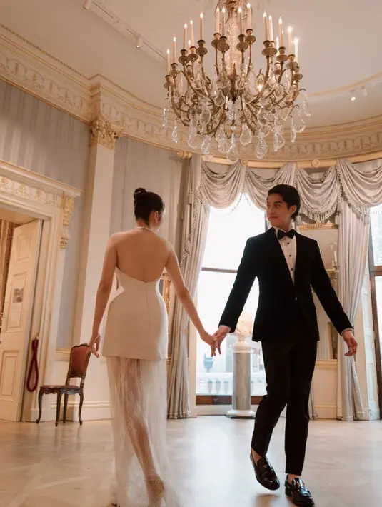 Tak hanya sekadar berkeliling museum, keduanya pun ciptakan momen romantis dengan berdansa [@elelrumi]