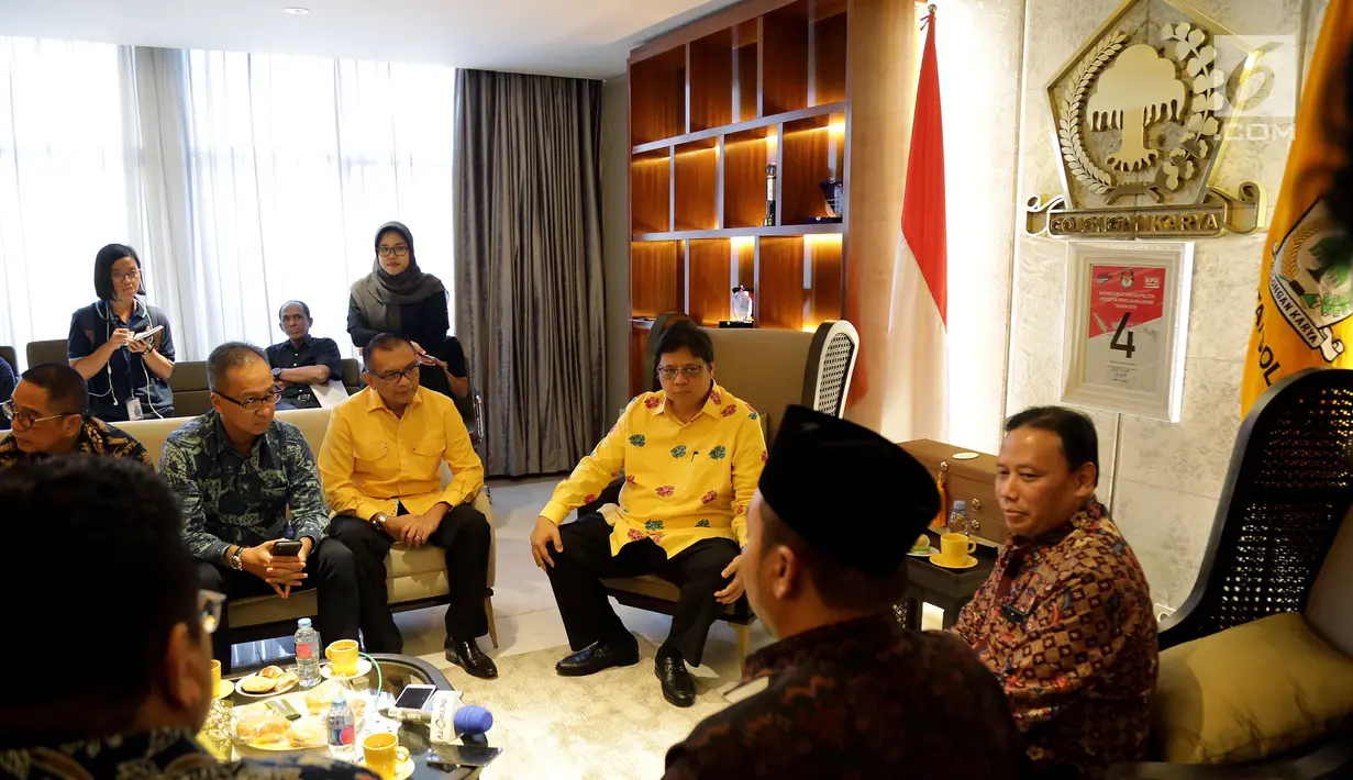 Ketua Partai Golkar Airlangga Hartarto bersama Anggota DPP Partai Golkar saat melakukan pertemuan dengan Ketua Badan Pengawas Pemilu (Bawaslu) Abhan di DPP Partai Golkar, Jakarta, Senin (2/7). (Liputan6.com/Johan Tallo)
