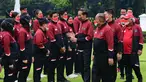 Presiden Joko Widodo atau Jokowi (ketiga kanan) didampingi Ketua Komite Olimpiade Indonesia (KOI) Raja Sapta Oktohari (kedua kanan) menyapa para atlet saat pelepasan kontingen Indonesia untuk SEA Games 2021 di halaman Istana Merdeka, Jakarta, Senin (9/5/2022). Sebanyak 499 atlet dari 32 cabang olahraga diberangkatkan untuk bertanding pada SEA Games 2021 di Vietnam. (Dok. Kris - Biro Pers Sekretariat Presiden)
