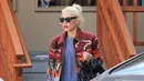 Gwen Stefani terlihat memakai baju gombrong yang membuat para penggemar yakin ia tengah hamil. (instagram/thebuzzmagazine_)