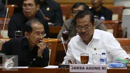 Jaksa Agung HM Prasetyo saat menghadiri rapat kerja dengan Komisi III DPR di Kompleks Parlemen, Senayan, Selasa (6/12). Selain membahas soal kasus faktual, Prasetyo juga akan memberikan sejumlah laporan kepada komisi tersebut. (Liputan6.com/Johan Tallo)