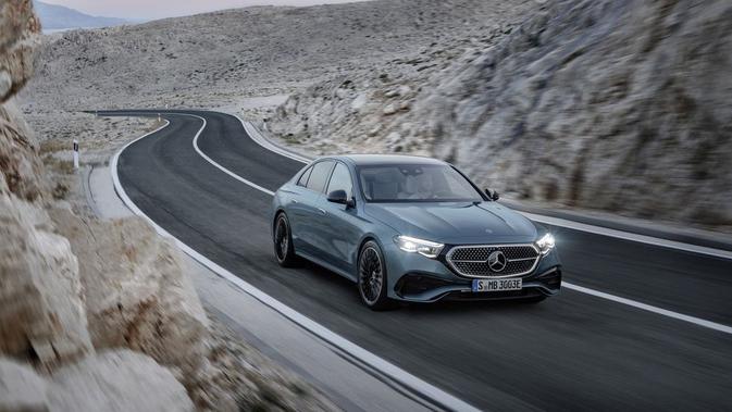 Mobil ini dilengkapi dengan fitur berkendara semi-otonom yang meliputi adaptive cruise control, steering assist, blind spot monitoring, lane keeping assist, cross traffic monitoring dan parking assist.  (Sumber: caranddriver.com)