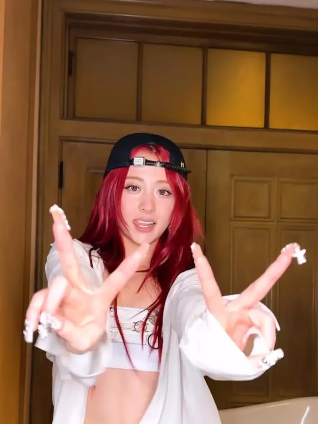 Yunjin LE SSERAFIM (Instagram Reels/le_sserafim)