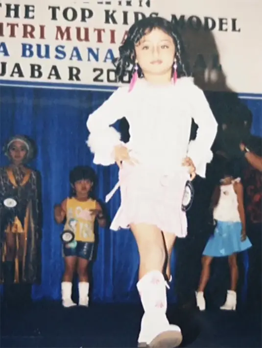 Tak banyak yang tahu, Margin ternyata merintis karirnya di dunia hiburan sejak kecil. Penampilannya saat menjadi model cilik. Penampilannya pun terlihat begitu percaya diri. [Instagram/marginw]