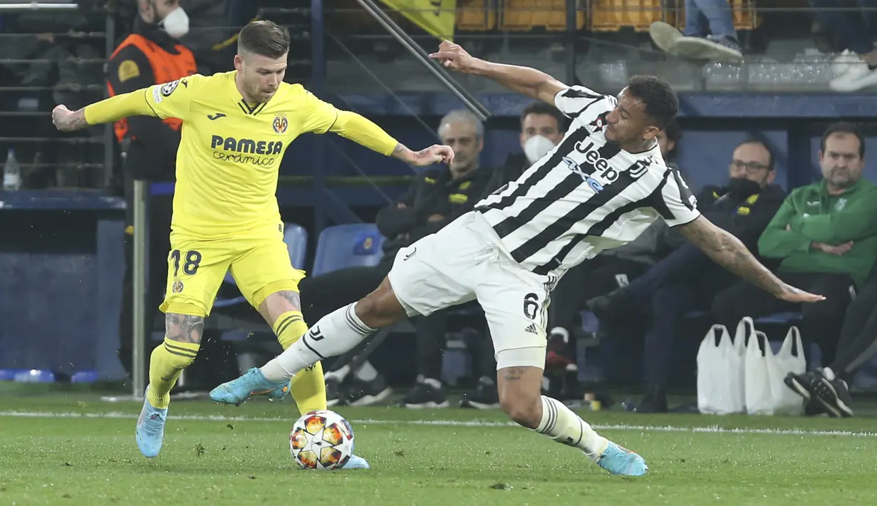 Bek Villarreal, Alberto Moreno berusaha melewati bek Juventus, Danilo pada pertandingan leg pertama Liga Champions di Estadio de la Ceramica, Spanyol, Rabu (23/2/2022).  Juventus bermain imbang atas Villarreal 1-1.  (AP Photo/Alberto Saiz)