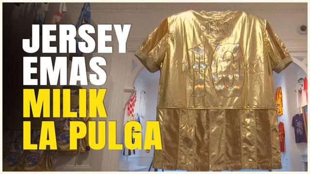 Berita video jersey Timnas Argentina, bernomor punggung 10, milik Lionel Messi yang sangat mewah berbalut emas dipamerkan di Tottenham Hotspur Stadium, London.