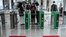 Penumpang memasuki Stasiun BNI City, Jakarta, Minggu (31/7/2022). Stasiun BNI City diharapkan memberikan kemudahan dan kenyamanan dalam menggunakan transportasi KRL. (Liputan6.com/Faizal Fanani)